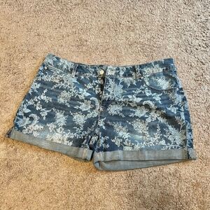 Time and Tru Women’s Mid Rise Floral Jean Shorts Size 18